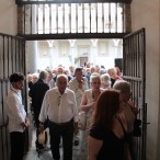 Pubblico desideroso di entrare nella Galleria a vedere la Mostra